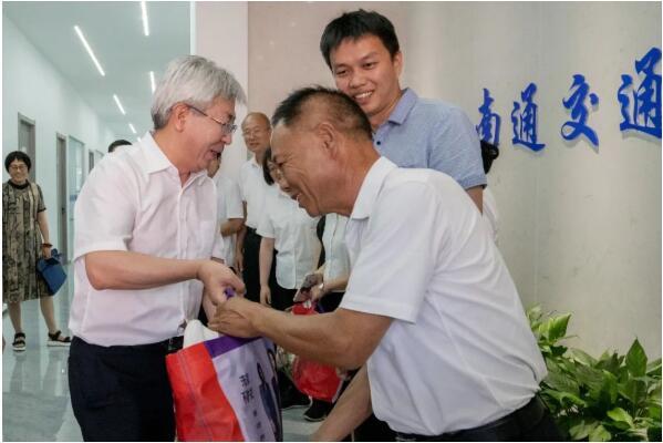 炎炎夏日送清凉，心系一线共坚守 | 天博体育在线登录官网入口开展高温慰问活动